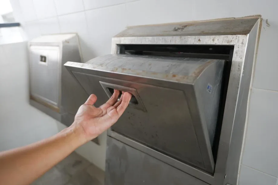28 HDB projects could get new refuse chute doors to prevent dumping of bulky items 28 HDB projects could get new refuse chute doors to prevent dumping of bulky items