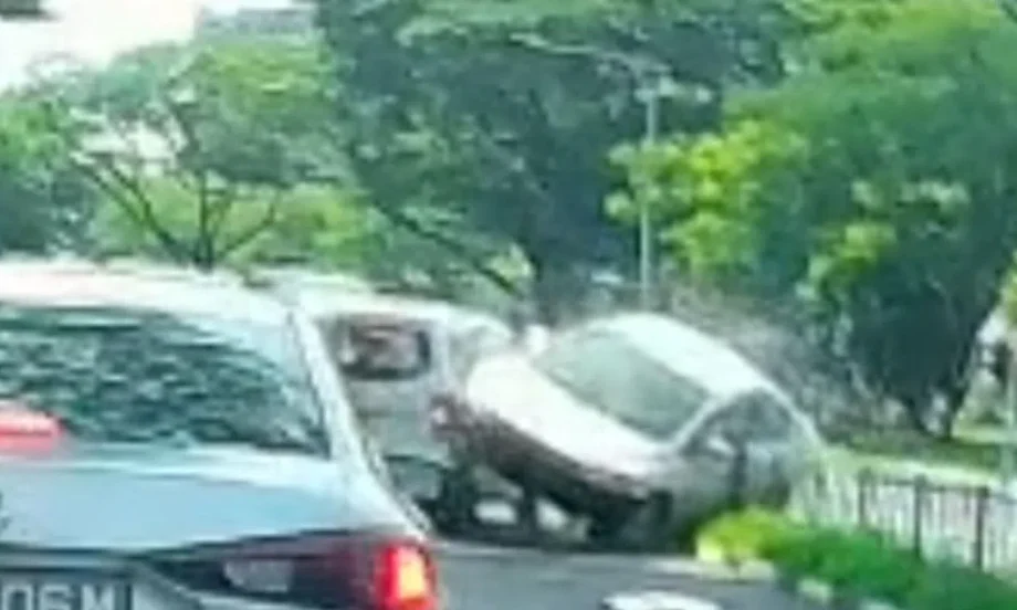 Geylang traffic incident: Honda Civic crash and hit-and-run Geylang traffic incident: Honda Civic crash and hit-and-run