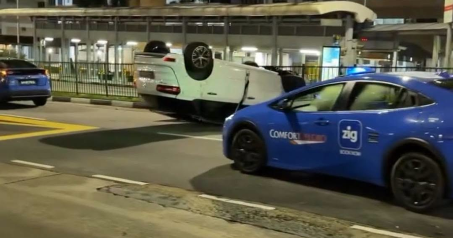 Car overturns outside NEX following 4-vehicle accident involving 3 taxis, Singapore News Car overturns outside NEX following 4-vehicle accident involving 3 taxis, Singapore News