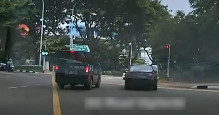 Car squeezes past police van during right turn to get ahead but gets pulled over , Singapore News Car squeezes past police van during right turn to get ahead but gets pulled over , Singapore News