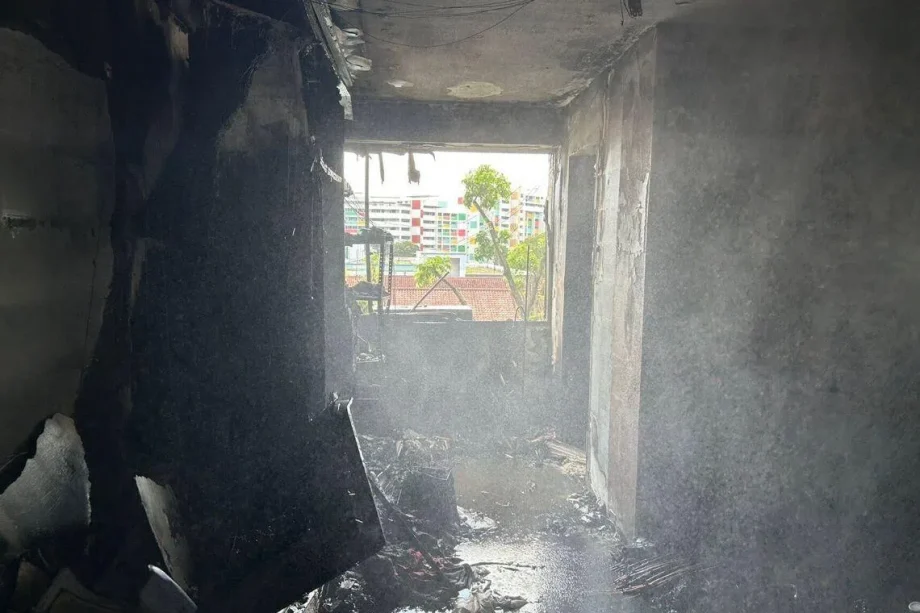 2 taken to hospital after fire in Yishun HDB flat 2 taken to hospital after fire in Yishun HDB flat