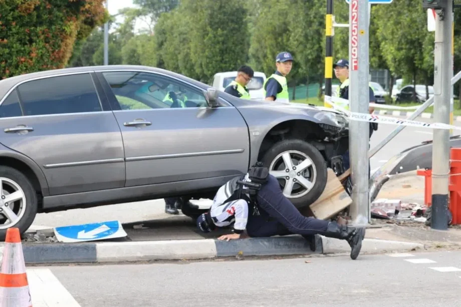 Suspected contraband cigarettes found in car after accident in Choa Chu Kang; driver arrested