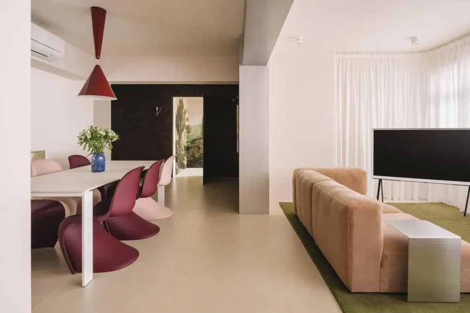 BTO flat goes bold with 1980s-style renovation BTO flat goes bold with 1980s-style renovation