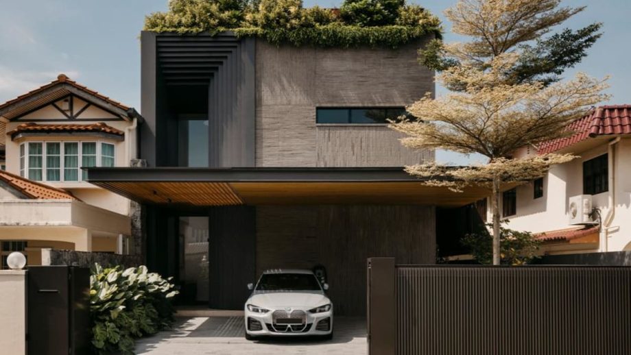 A tropical Singapore home shaped by a design constraint A tropical Singapore home shaped by a design constraint