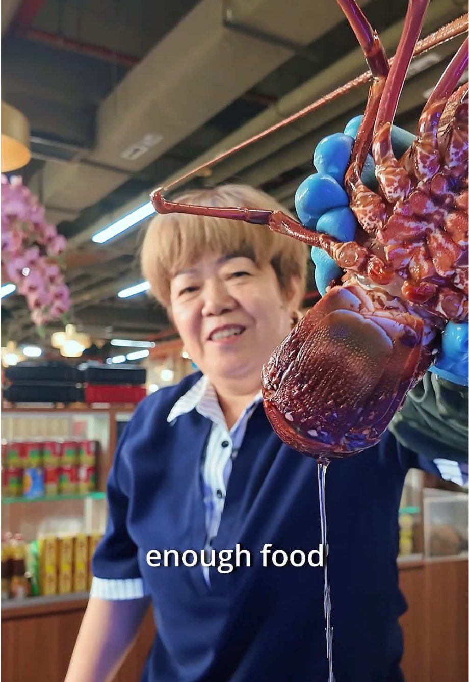 @bestfoodysg 我是一名农民，来自中国福建莆田。以前在家乡挑沙，一天工作十二个小时，只赚二十五块人民币。来到新加坡，一个小时就能赚五块新币，相当于二十…