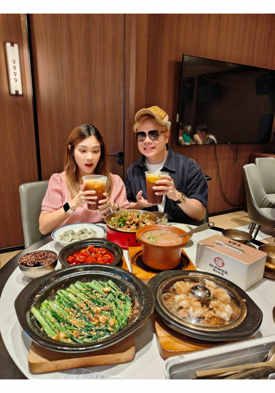 @stellafanss 新加坡排队王 @灌记砂锅 真的有够夸张，不怪得厨师都可以一个月k 这里必点的洪湖莲藕汤 熬3个小时的汤超浓郁 个人超爱的砂煲油麦…