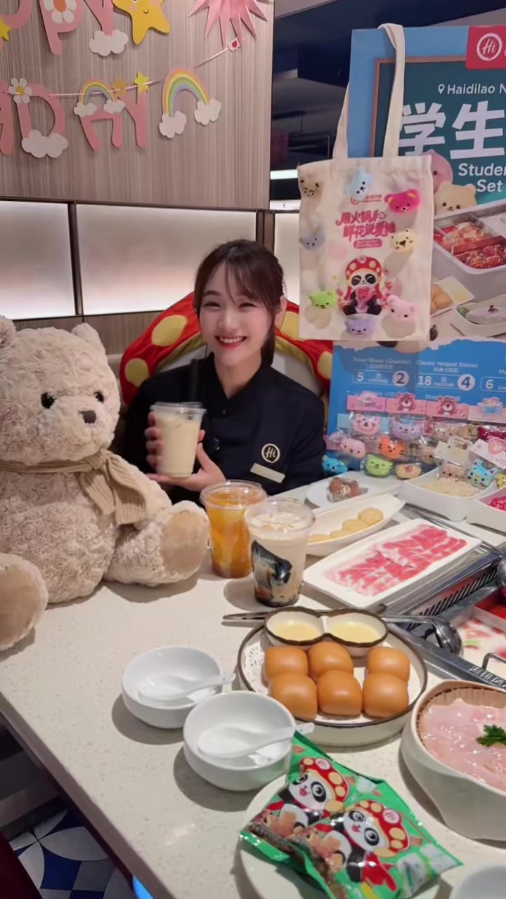 @yishunnorthpointxiiaohei Yishhun海底捞重新推出最“可爱”的学生套餐 只需要29.90就可以获取可爱的“帆布包包”带回家 挂上可…