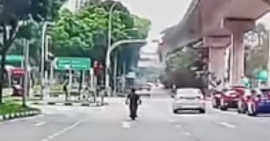 PMD rider speeds down road, runs red light in Punggol, Singapore News PMD rider speeds down road, runs red light in Punggol, Singapore News