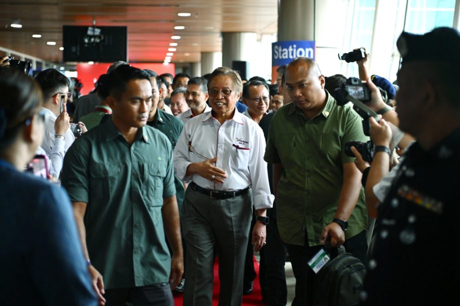 Premier hails AirBorneo’s RM374.88 fare, warns: raise it and you’ll face trouble Premier hails AirBorneo’s RM374.88 fare, warns: raise it and you’ll face trouble