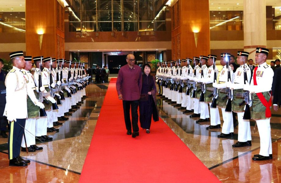 Singapore president arrives in Malaysia for three-day state visit