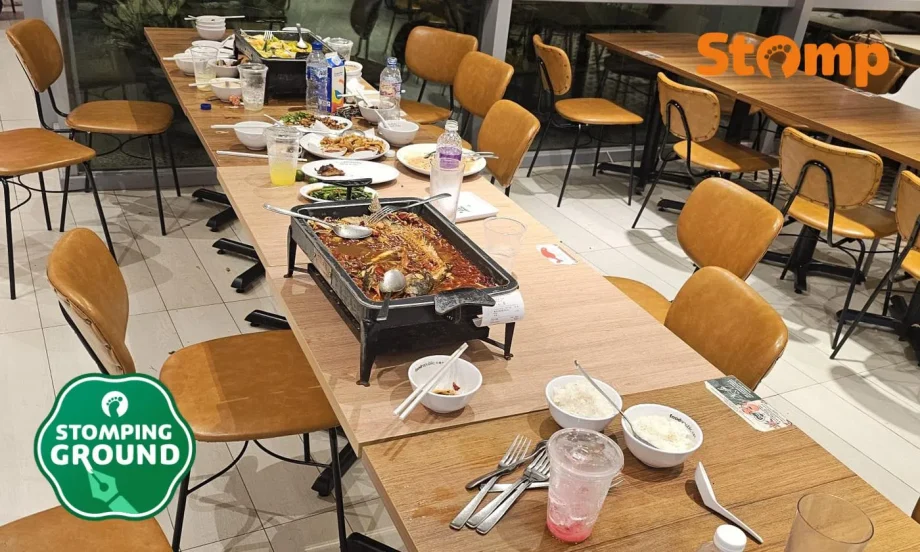 Food court etiquette and cleaner workload Food court etiquette and cleaner workload