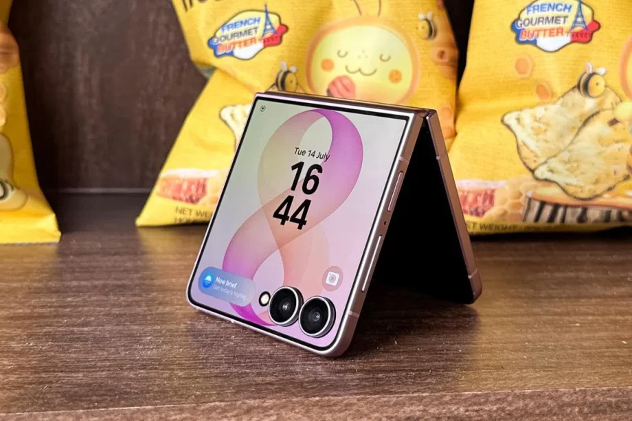 Samsung Galaxy Z Flip8 brings more to the FlexWindow outer screen while slimming down