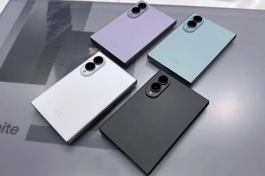 Samsung foldable phones vs Apple