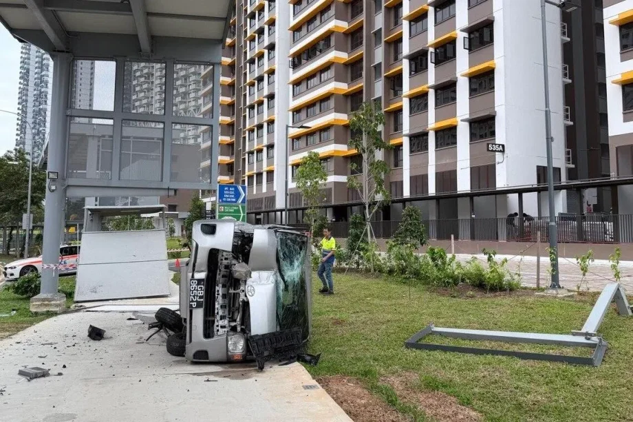 Van collides with pedestrian in Bishan Van collides with pedestrian in Bishan