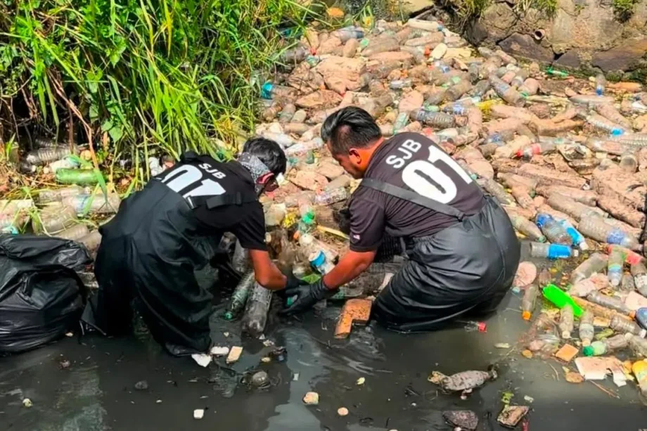 Johor resident who works in Singapore starts grassroots squad to tackle rubbish problem Johor resident who works in Singapore starts grassroots squad to tackle rubbish problem