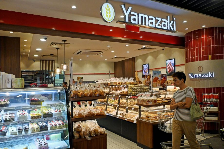 Singaporeans defend elderly bakery worker who was exposed online for making “judgmental” remark