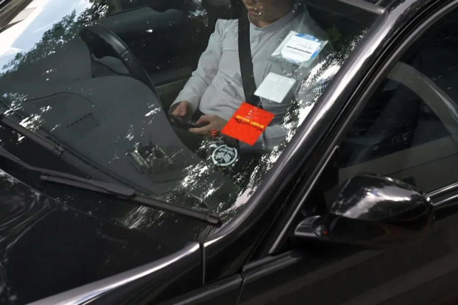 askST: Why do proposed laws ban holding a phone while driving? askST: Why do proposed laws ban holding a phone while driving?