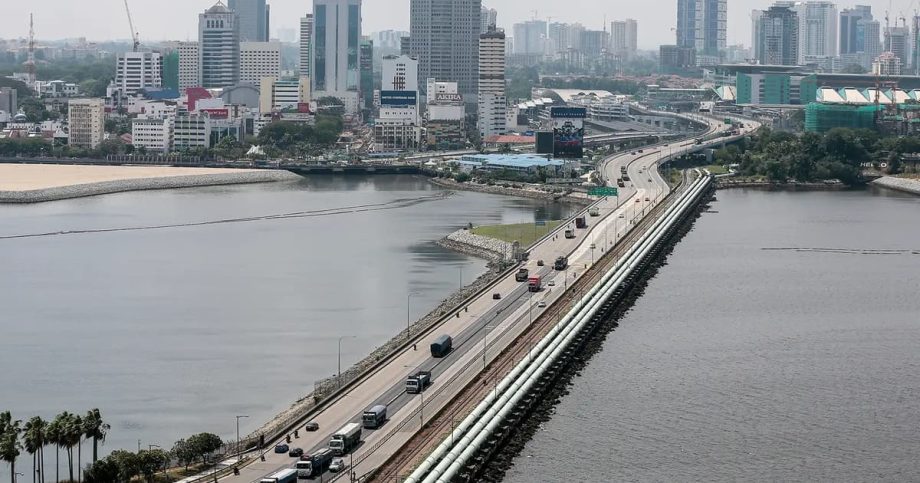 Johor gains when its people find work in Singapore, say economists Johor gains when its people find work in Singapore, say economists