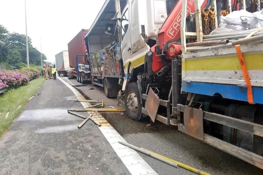 Lorry driver trapped after multi-vehicle accident on AYE; four taken to hospital Lorry driver trapped after multi-vehicle accident on AYE; four taken to hospital