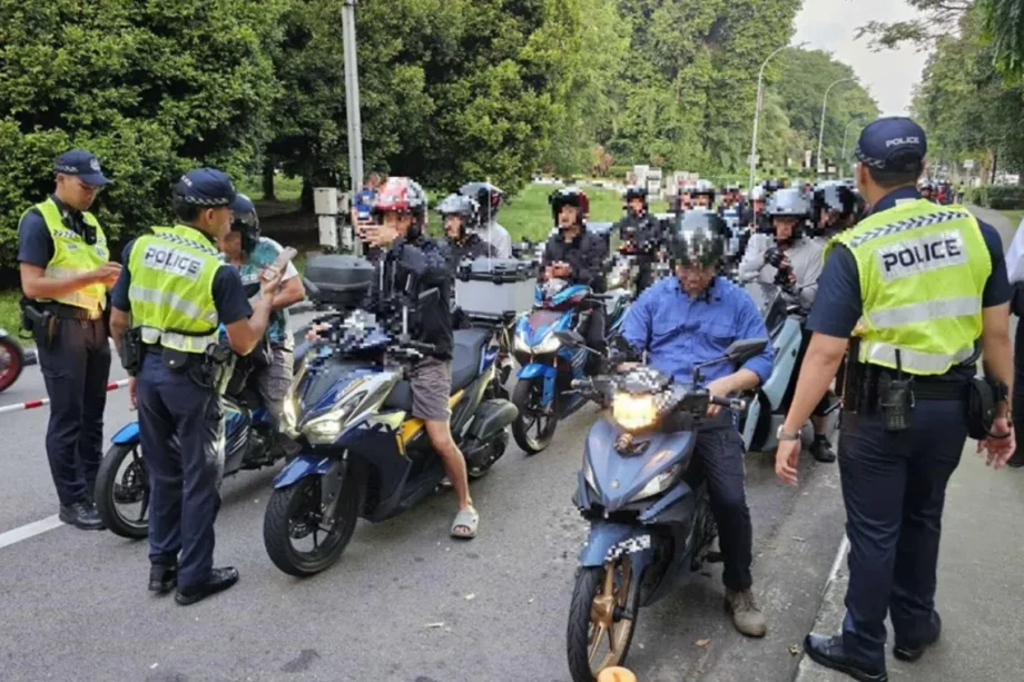 6 motorcyclists caught riding without licences, using uninsured vehicles in Admiralty Road West 6 motorcyclists caught riding without licences, using uninsured vehicles in Admiralty Road West
