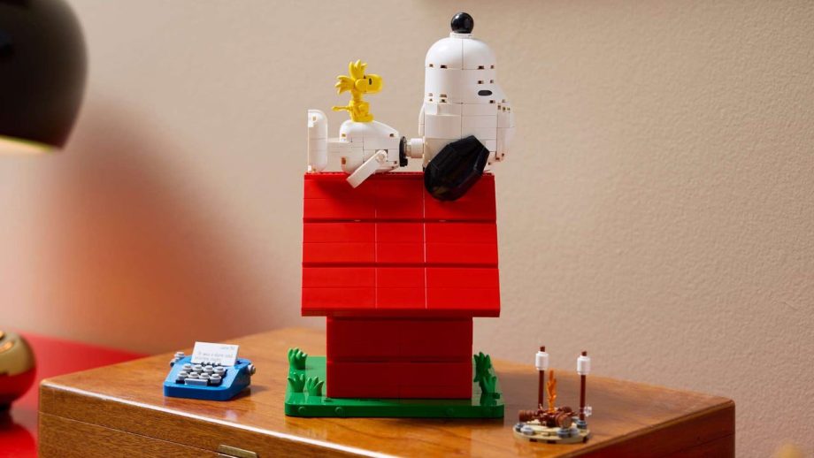 We Build LEGO Ideas Peanuts: Snoopy’s Doghouse We Build LEGO Ideas Peanuts: Snoopy’s Doghouse