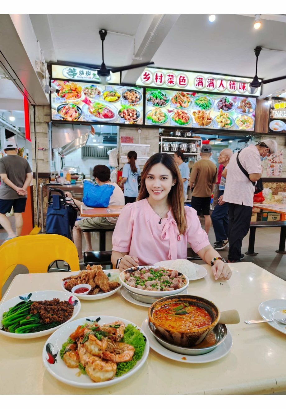 @stellafanss 在Telok Blangah砂煲咖喱鱼片饭只要 还可以吃到那些小时候在甘榜吃的家乡菜刚开不久人潮真的很夸张 都是一些让人怀念，新…