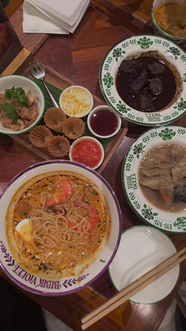 @wlovedebs Peranakan food in Singapore so gooood!  #Singapore #Peranakan #Laksa …