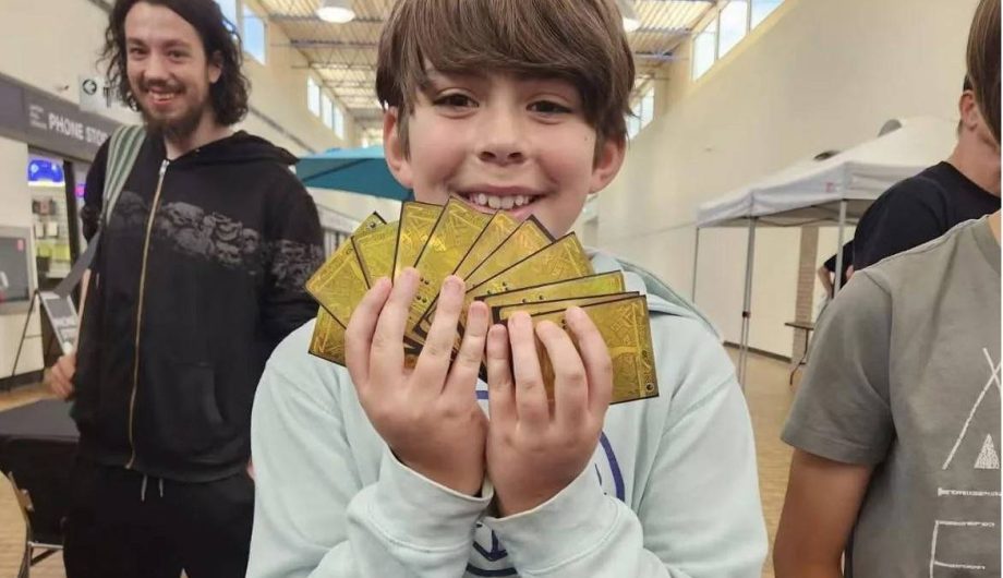 Pokémon Pitch Black fan pulls world’s first ever gold god pack Pokémon Pitch Black fan pulls world’s first ever gold god pack