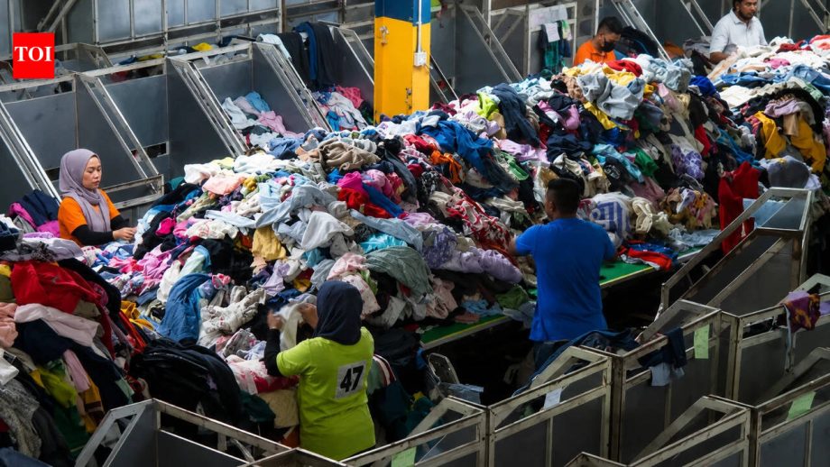 Singapore Textile Recycling: Singapore sends 70 tonnes of unwanted clothes to Malaysia every week in major textile recycling partnership | World News Singapore Textile Recycling: Singapore sends 70 tonnes of unwanted clothes to Malaysia every week in major textile recycling partnership | World News