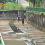 Youths fishing in Pasir Panjang canal raise safety concerns