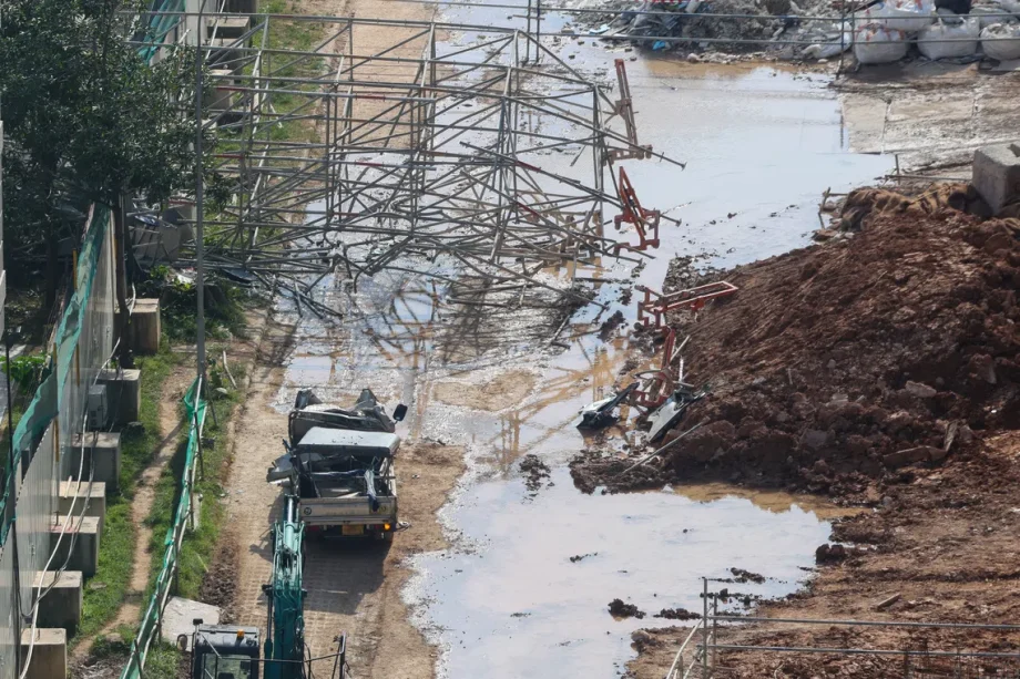 Worker dies in scaffolding collapse at Jurong Port Worker dies in scaffolding collapse at Jurong Port