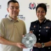 Man gets award from police for aiding in arrest of suspected thief on flight to Singapore