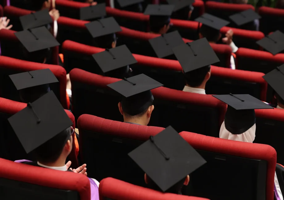 1 in 5 fresh graduates from autonomous universities still seeking employment: MOM 1 in 5 fresh graduates from autonomous universities still seeking employment: MOM