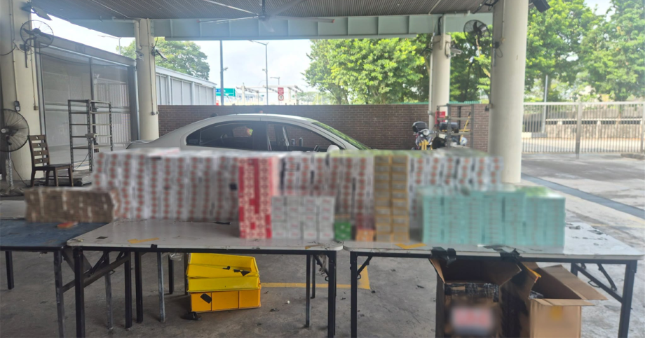 ICA officers cut open car seat; over 700 cartons of duty-unpaid cigarettes found in modified compartments, Singapore News ICA officers cut open car seat; over 700 cartons of duty-unpaid cigarettes found in modified compartments, Singapore News