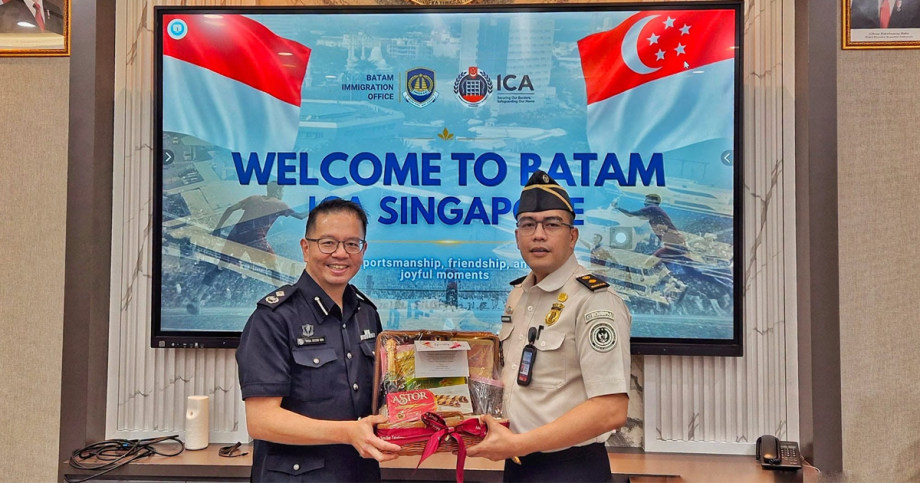 ICA presents Batam counterparts with hamper on Indonesia’s 81st Independence Day, Singapore News ICA presents Batam counterparts with hamper on Indonesia’s 81st Independence Day, Singapore News