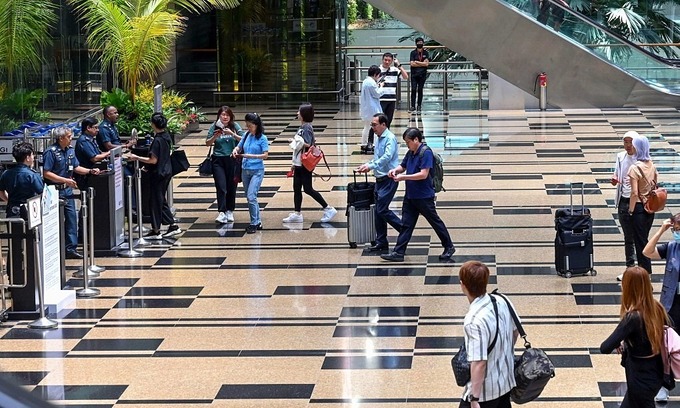 Spanish tourist says Europe is 20 years behind Singapore after clearing immigration in 5 minutes