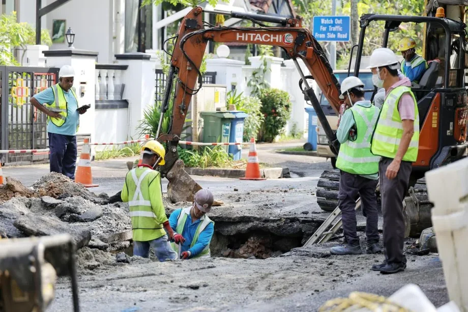 Pipe leak in Bukit Timah road disrupts residents’ water supply for several hours Pipe leak in Bukit Timah road disrupts residents’ water supply for several hours