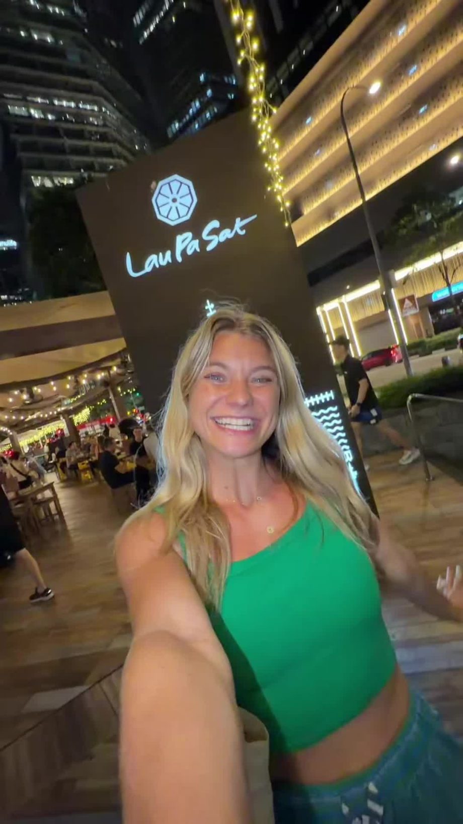 @gracieoconnnor We’re grabbing our FIRST dinner in Singapore at one of the famou…