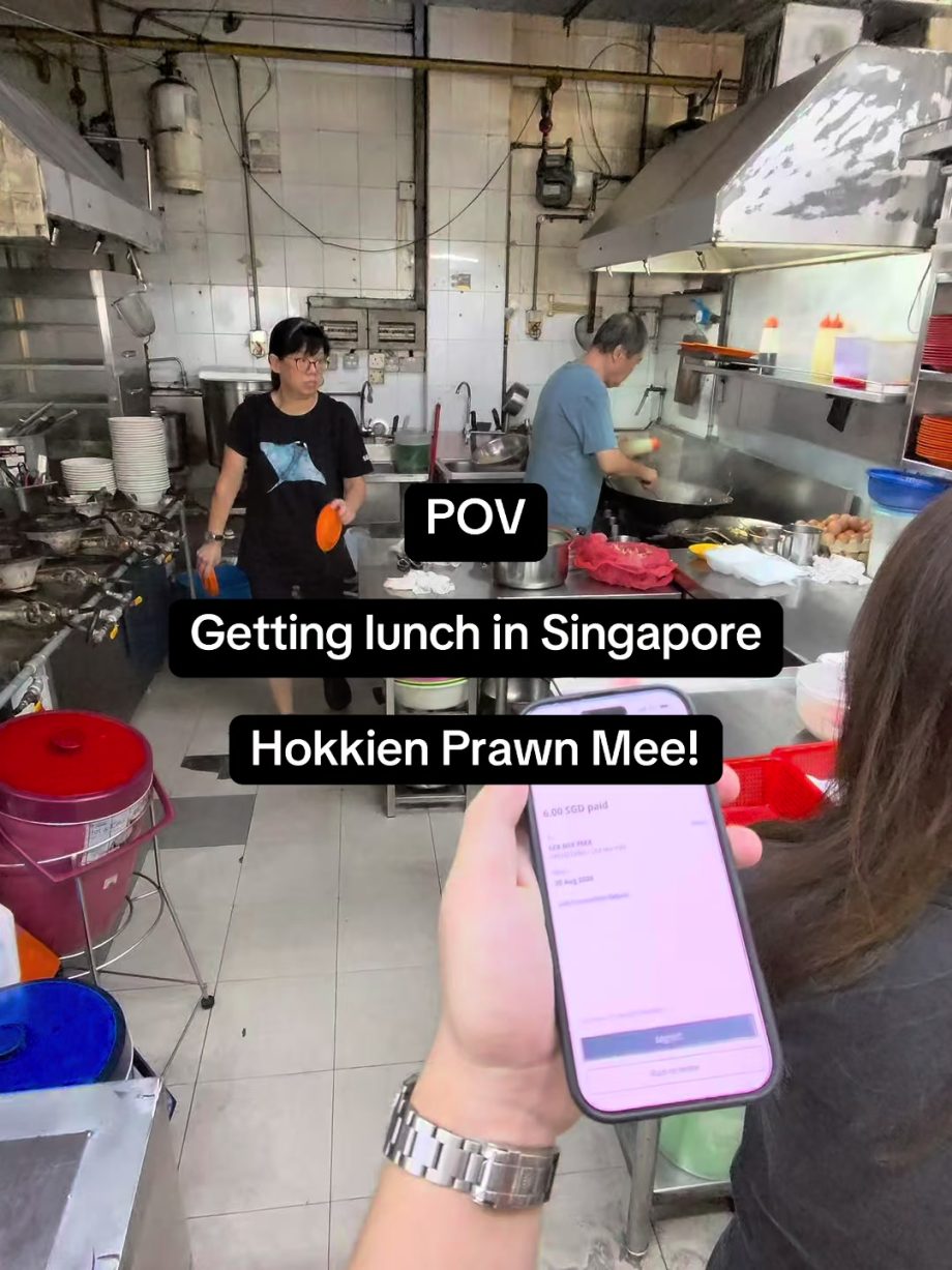 @pov.in.sg POV Day 37! Getting lunch in Singapore, traditional Hokkien Prawn Mee…