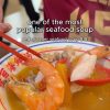 @havendivinetongue 值不值？！”Cheap”seafood soup with crazy long queue.#sgfoodie #foo…