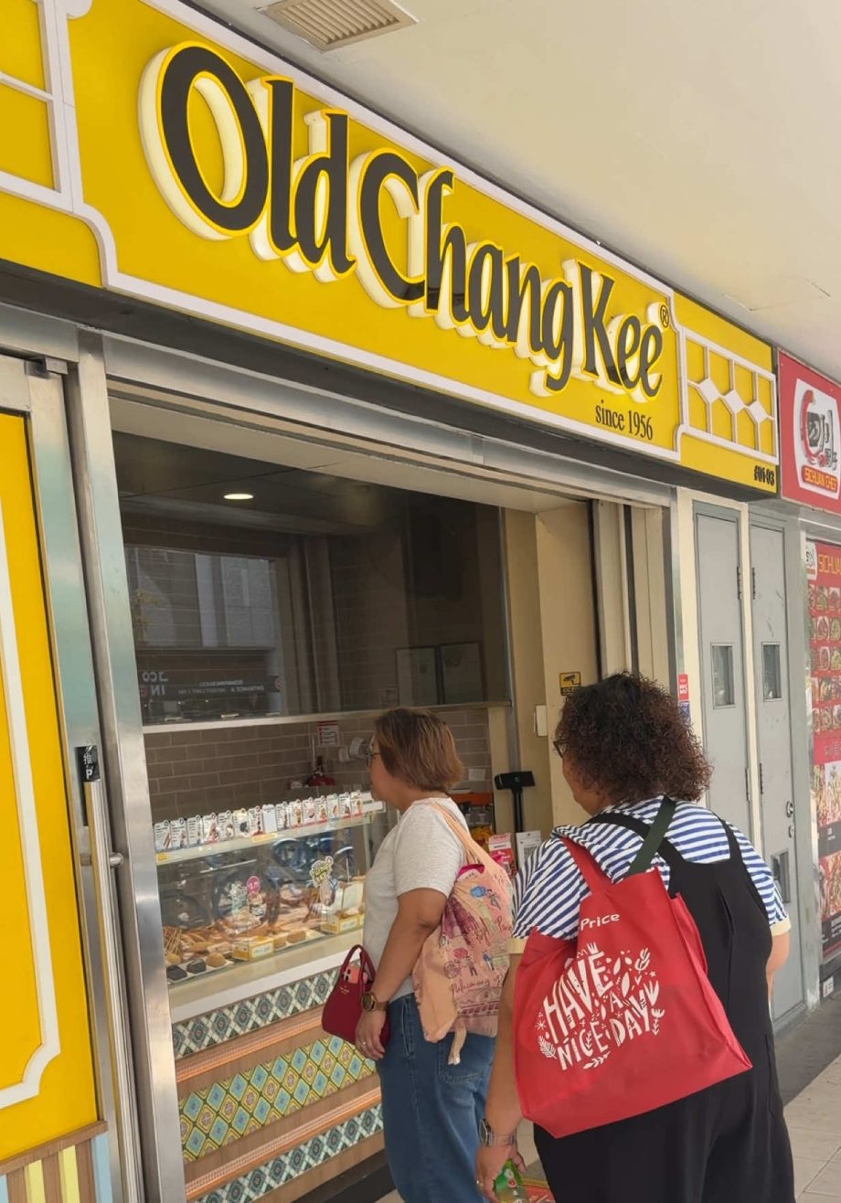 @otakoyakisoba Trying Old Chang Kee in Singapore  …