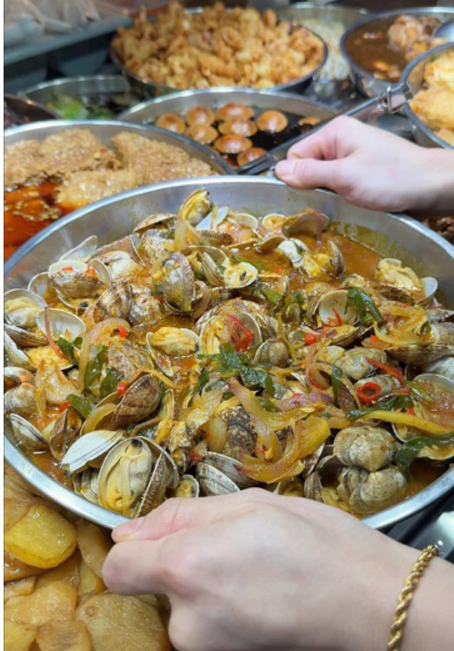 @dibssg  Changi’s BEST Cai Fan?! 80+ dishes to choose from!  Working around Chan…