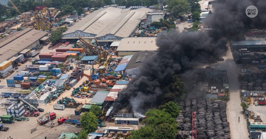 Fire breaks out at warehouse in Jurong, about 50 people evacuated , Singapore News Fire breaks out at warehouse in Jurong, about 50 people evacuated , Singapore News