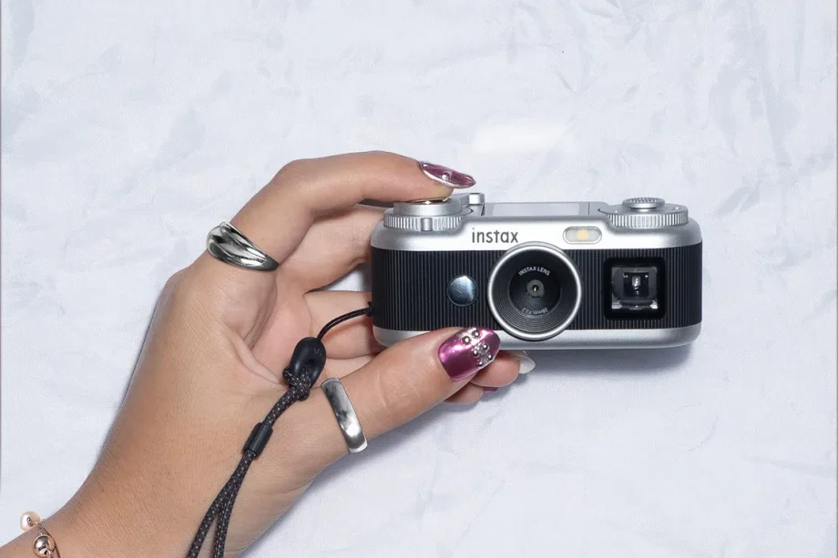 Fujifilm’s Instax Pal 2 is a palm-sized camera that somehow squeezes in a viewfinder Fujifilm’s Instax Pal 2 is a palm-sized camera that somehow squeezes in a viewfinder