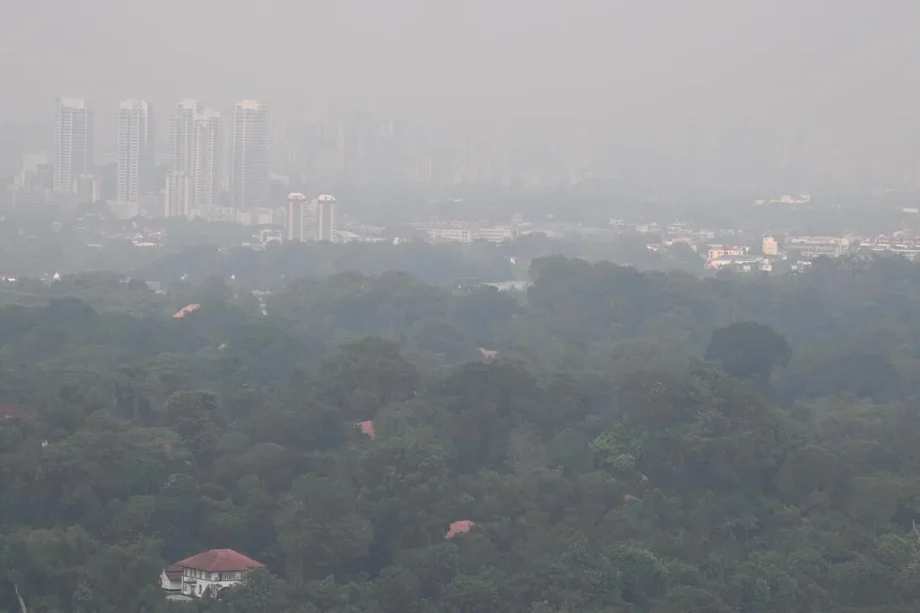 PSI hits 102 in eastern Singapore, 2 areas with ‘unhealthy’ air quality