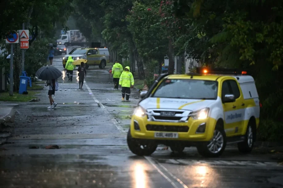 Flash floods hit parts of Bukit Timah as heavy downpour blankets island Flash floods hit parts of Bukit Timah as heavy downpour blankets island