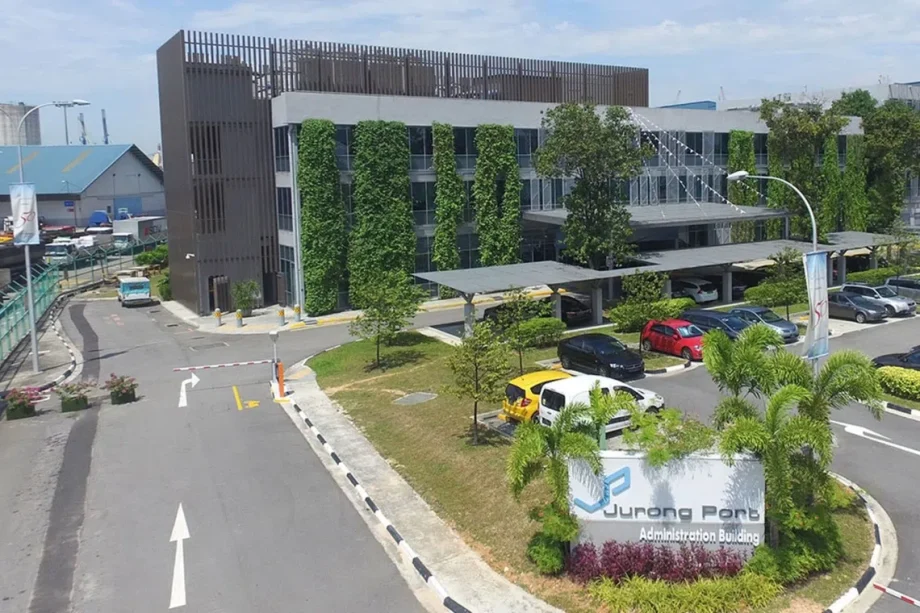 Worker dies after being struck by hose at Jurong Port Road construction site; MOM investigating Worker dies after being struck by hose at Jurong Port Road construction site; MOM investigating