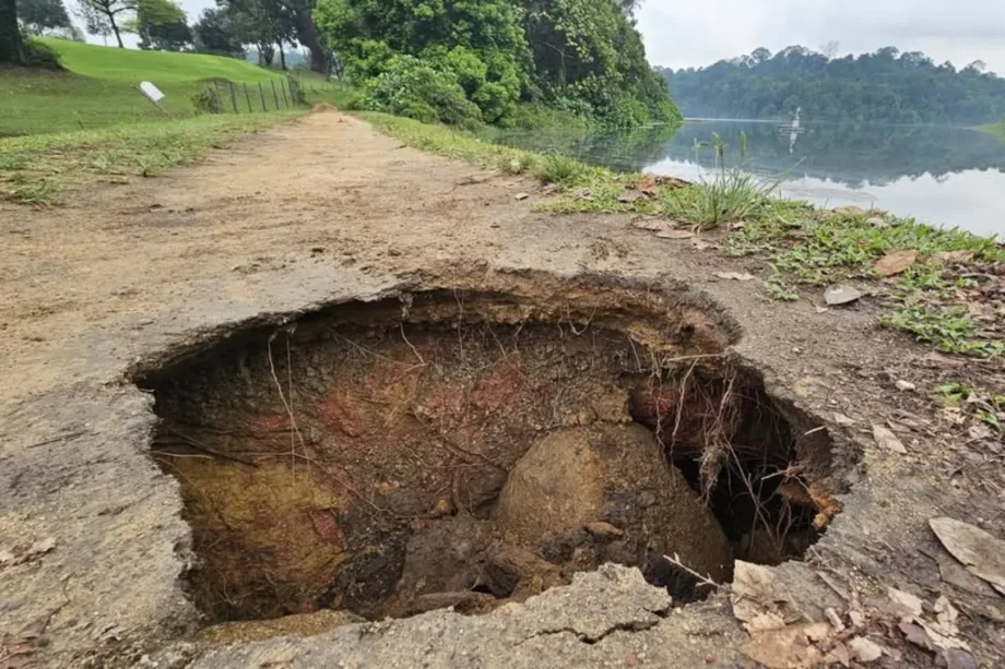 PUB investigating after hole appears in MacRitchie Reservoir Park PUB investigating after hole appears in MacRitchie Reservoir Park