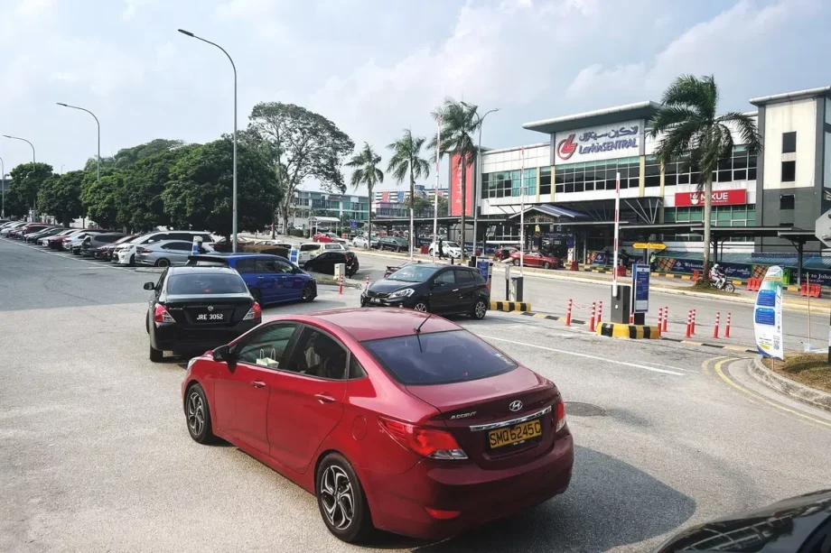JB paid parking gantry hopes to ease congestion in commercial areas