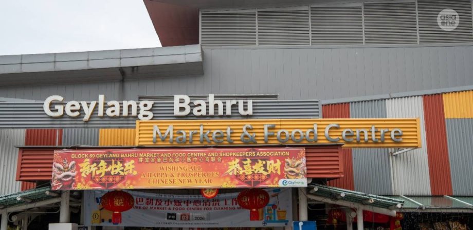 BMW catches fire at Geylang Bahru hawker centre carpark; cleaners grab 11 extinguishers to help, Singapore News BMW catches fire at Geylang Bahru hawker centre carpark; cleaners grab 11 extinguishers to help, Singapore News